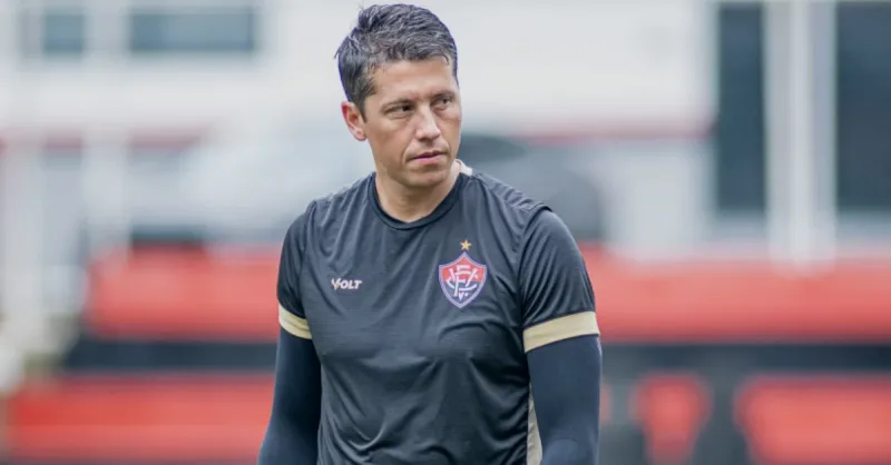 Vitória renova contrato com técnico Thiago Carpini até dezembro de 2025